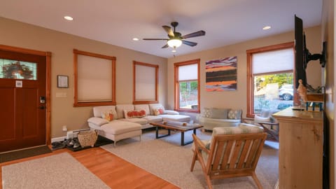 Luxe Lakefront Paradise! King Beds, Private Dock, Gourmet Kitchen, Theatre and Game Room! House in Capital District, NY, USA