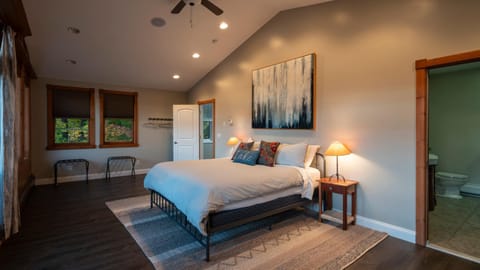 Luxe Lakefront Paradise! King Beds, Private Dock, Gourmet Kitchen, Theatre and Game Room! House in Capital District, NY, USA