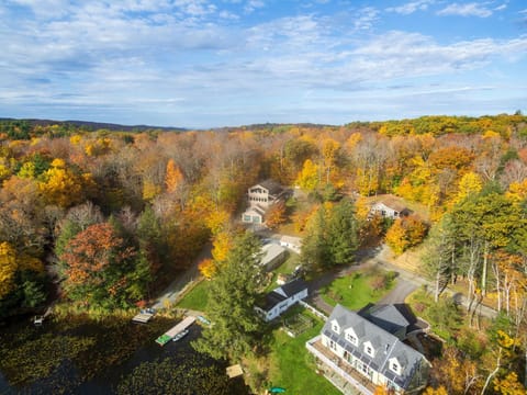 Luxe Lakefront Paradise! King Beds, Private Dock, Gourmet Kitchen, Theatre and Game Room! House in Capital District, NY, USA