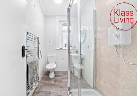 Shower, Toilet, Bathroom, Decorative detail, Guests, group of guests, Family