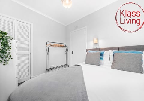 Bed, Decorative detail, Bedroom, Guests, group of guests, cot, Family