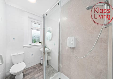 Shower, Toilet, Bathroom, Decorative detail, Guests, group of guests, Family