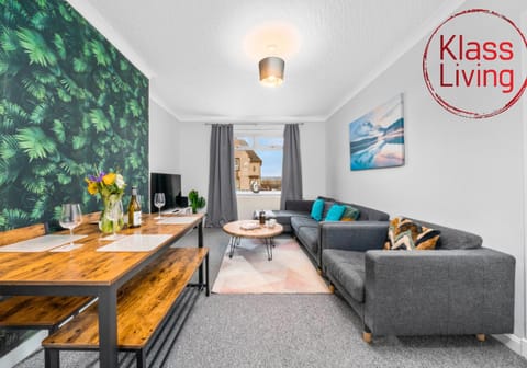 TV and multimedia, Living room, Decorative detail, Seating area, Dining area, Guests, group of guests, Family