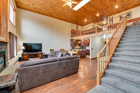 Walk to Hunter Village! Family Ski Retreat with Deck House in Hunter