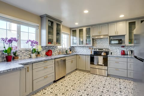 Easy SF Access! Spacious Family Home with Yard House in Daly City