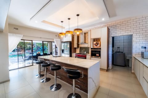 Kitchen or kitchenette, Dining area, dishwasher, minibar, oven, stove