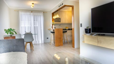 Communal lounge/ TV room, TV and multimedia, Kitchen or kitchenette, Dining area, oven