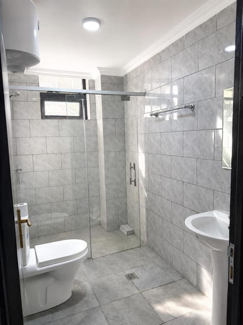Shower, Toilet, Bathroom, bidet, towels