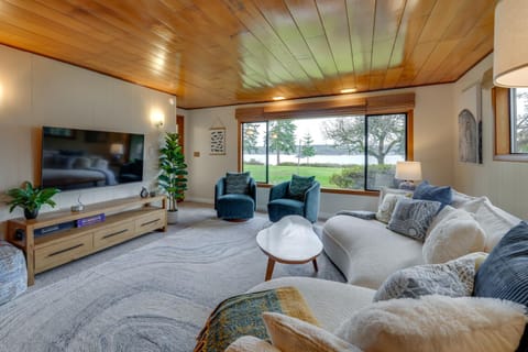 Beach and Bay Access! 5-Acre Whidbey Island Retreat House in Greenbank