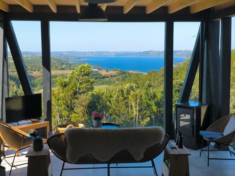Communal lounge/ TV room, Living room, Sea view