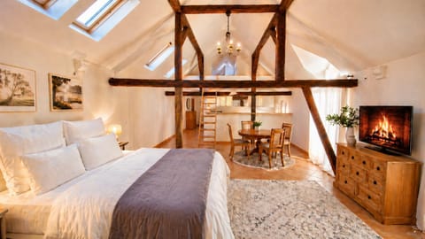 Bed, TV and multimedia, Living room, Photo of the whole room, Seating area