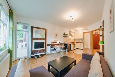 TV and multimedia, Kitchen or kitchenette, Living room, Seating area, Dining area