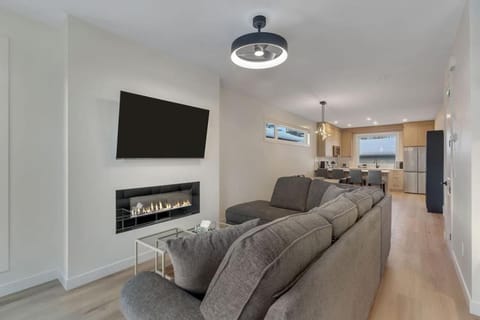TV and multimedia, Living room, Evening entertainment