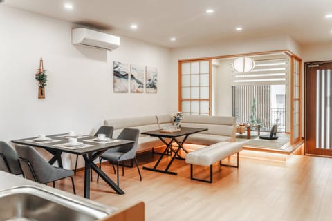 Restaurant/places to eat, Living room
