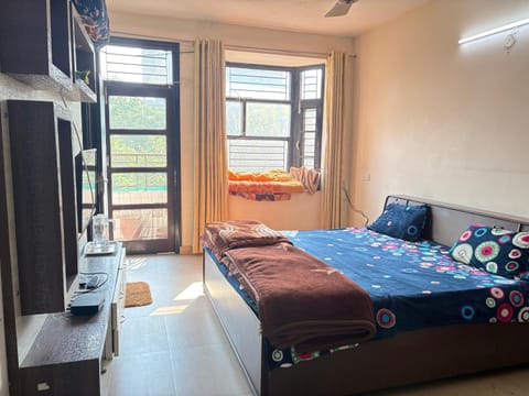 Bed, TV and multimedia, air conditioner