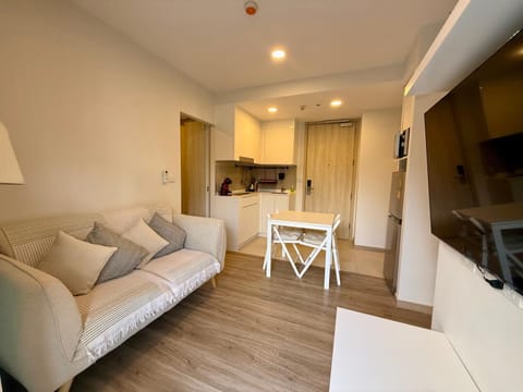 TV and multimedia, Kitchen or kitchenette, Living room, Seating area, Dining area