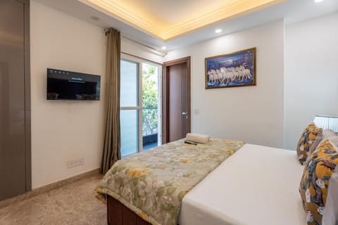Communal lounge/ TV room, Bed, TV and multimedia, Balcony/Terrace, Photo of the whole room, Evening entertainment, Bedroom, wardrobe