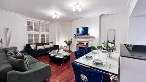 TV and multimedia, View (from property/room), Living room, Decorative detail, Seating area, Dining area, Evening entertainment, heating, internet