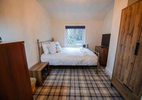 Bed, TV and multimedia, Bedroom, wardrobe