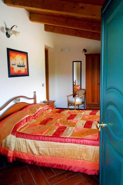 Photo of the whole room, Landmark view