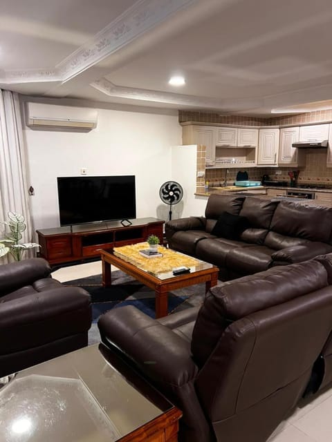 Communal lounge/ TV room, TV and multimedia, Living room, Seating area, Evening entertainment