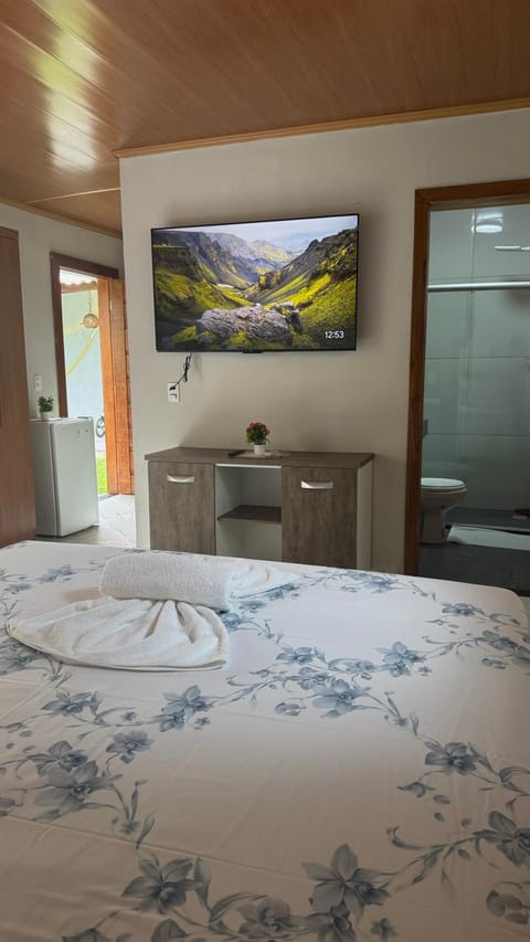 Bed, TV and multimedia, Photo of the whole room
