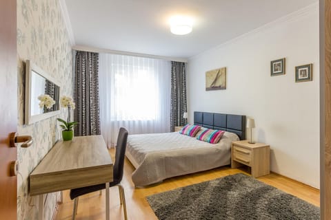 Bed, Day, Photo of the whole room, Decorative detail, Decorative detail, On site