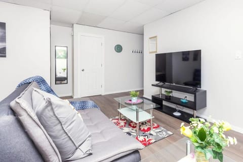 Modern 1BR Condo - Chinatown Near Little Italy Apartment in Gatineau