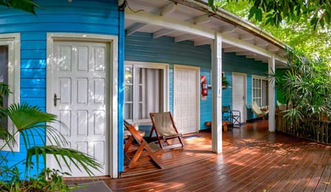 Property building, Patio, Facade/entrance, Garden, Balcony/Terrace