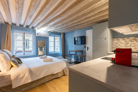 Bed, TV and multimedia, Bedroom, kitchen