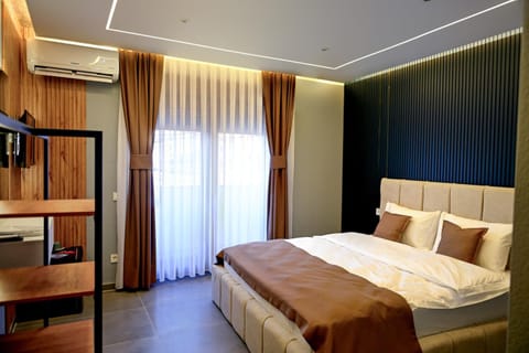 Bed, TV and multimedia, Photo of the whole room, Bedroom, towels, wardrobe, air conditioner