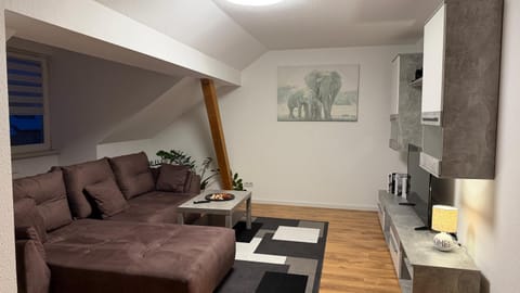 TV and multimedia, Living room, Photo of the whole room, Seating area, internet