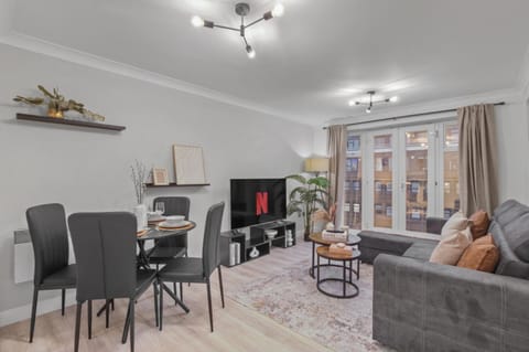 TV and multimedia, Living room, Seating area, Dining area