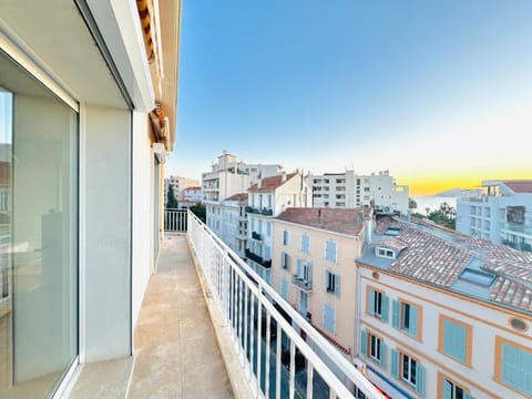 View (from property/room), Balcony/Terrace, City view