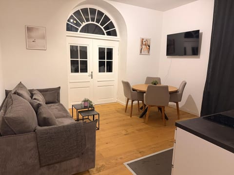 TV and multimedia, Living room, Seating area, Dining area