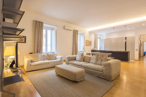 Bed, TV and multimedia, Photo of the whole room, Seating area, Bedroom