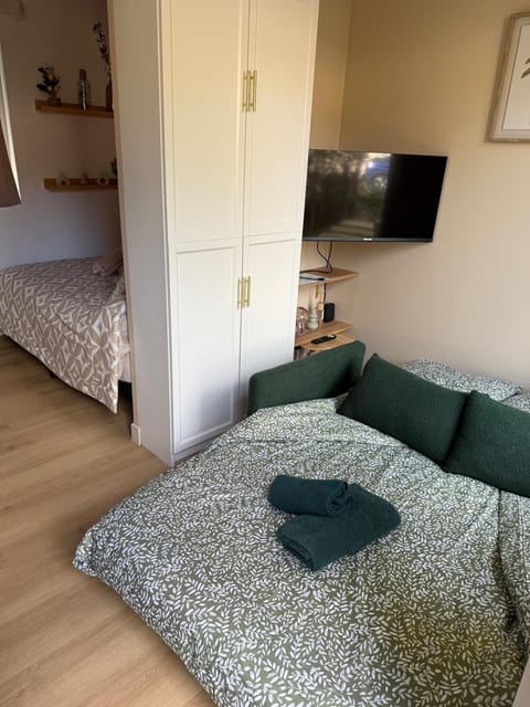 Bed, TV and multimedia, Bedroom