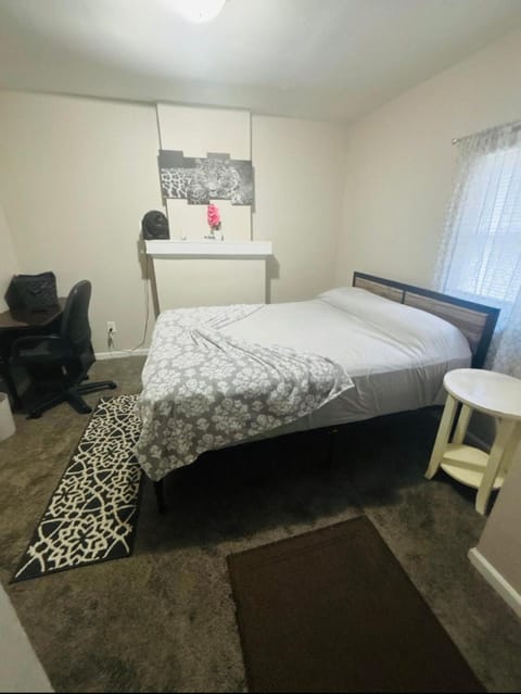 McDaniel House Private Room 6 Shared Bathroom Vacation rental in Atlanta