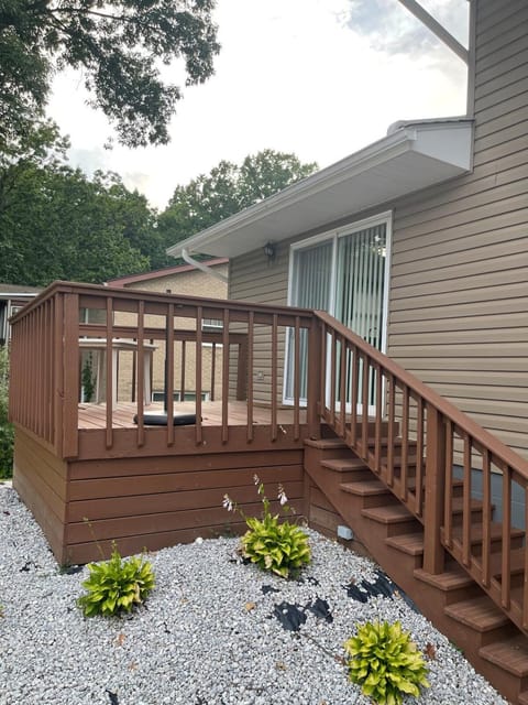 Lovely West Akron home with attached private garage Apartment in Cuyahoga Falls