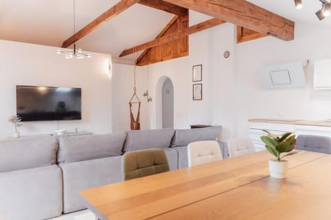 TV and multimedia, Living room, Seating area, Dining area, Evening entertainment