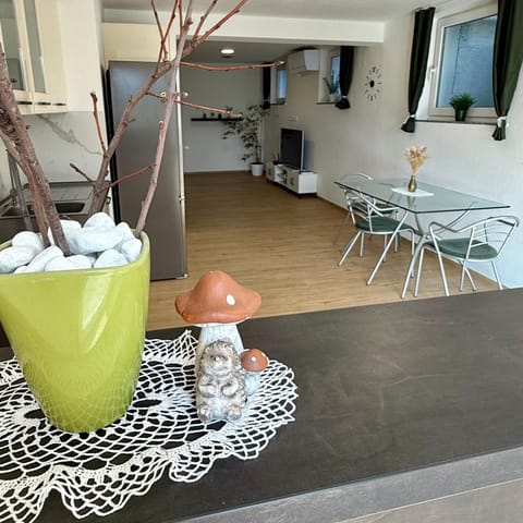 Kitchen or kitchenette, Dining area
