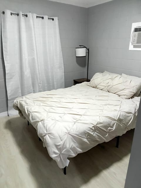 Bed, Photo of the whole room, Bedroom, air conditioner