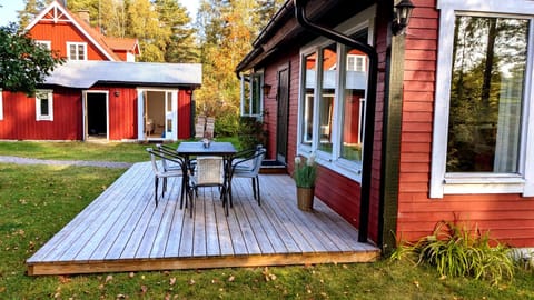 Property building, Patio, Dining area, Garden view