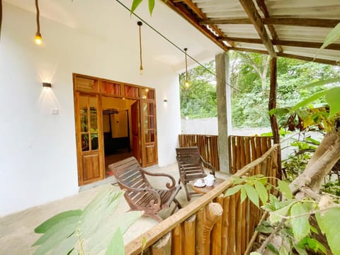 Day, Balcony/Terrace, Seating area, Garden view