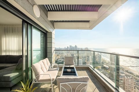 Property building, Day, Balcony/Terrace, Seating area