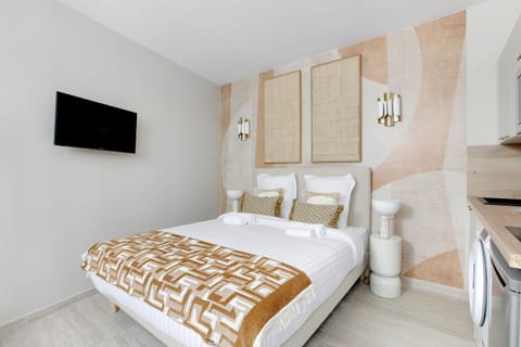 Bed, Living room