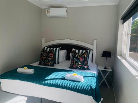Bed, Photo of the whole room, towels, air conditioner