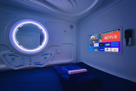 Bed, TV and multimedia, Photo of the whole room, Bedroom