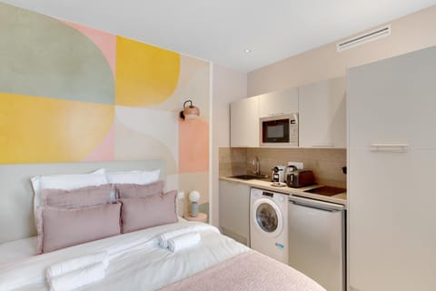 Bedroom, kitchen