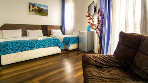 Communal lounge/ TV room, Bed, TV and multimedia, Living room, Photo of the whole room, Seating area, Evening entertainment, Bedroom, air conditioner